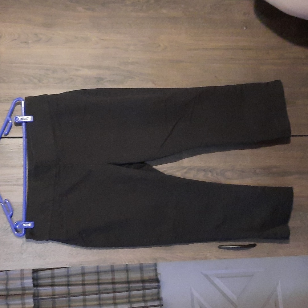 St John's Bay Black Capri pants